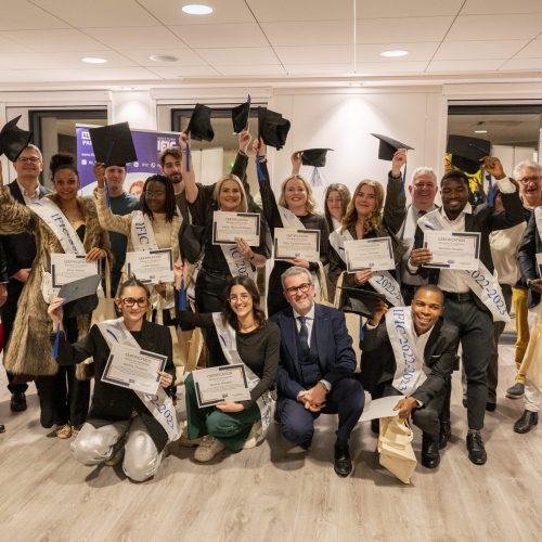 Photo d'ensemble avec les diplômes de l'IFIC