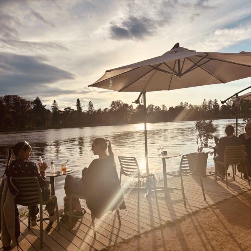 Avec l’arrivée des beaux jours, les berges de l’Allier à Vichy s’animent à nouveau. Photo IFIC Média