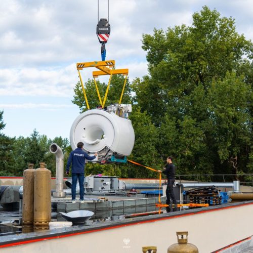 Installation de la machine IRM par le toit du centre d'imagerie. 
Photo : Facebook Ville de Vichy