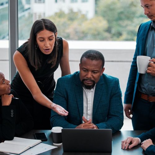 Communication de crise : Stratégies gagnantes pour préserver l&rsquo;image d’une entreprise