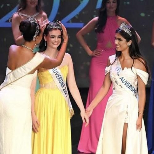Alice De Lima Guimaraes, en robe jaune, a été élue samedi 5 juillet, Miss Auvergne 2025, chez elle, à Vichy, dans l’Allier. C'est elle qui représentera l'Auvergne au concours national. Photo : Ville de Vichy