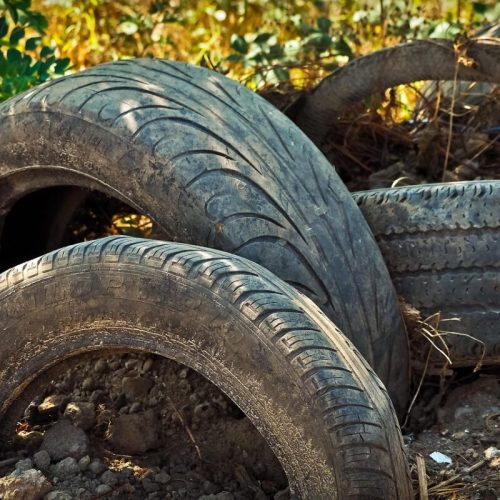 Une mobilisation locale pour débarrasser la nature de 1 000 pneus usagés.