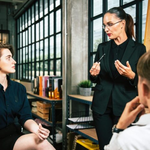 Former un jeune en alternance, c’est aussi anticiper les recrutements internes de l'entreprise. Photo : Pexel