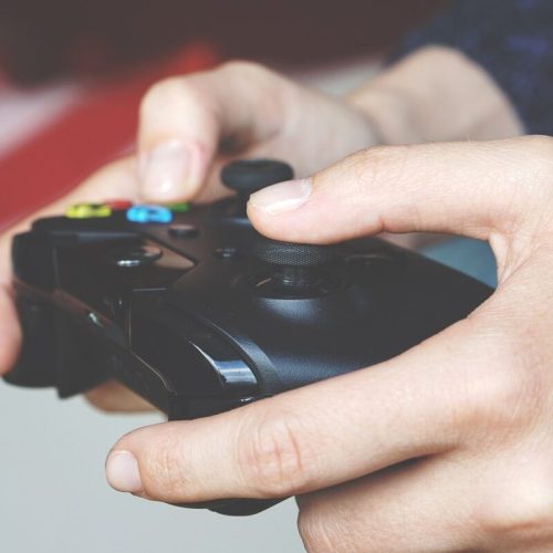 Les jeux en ligne sont un échappatoire à la solitude mais aussi un danger en puissance